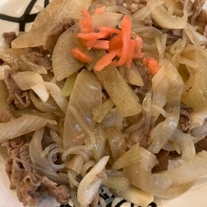 新玉ねぎと糸蒟蒻が入った牛丼